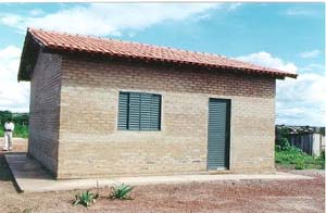 Casa popular feita com tijolos de solo-cimento em Cuiabá-MT